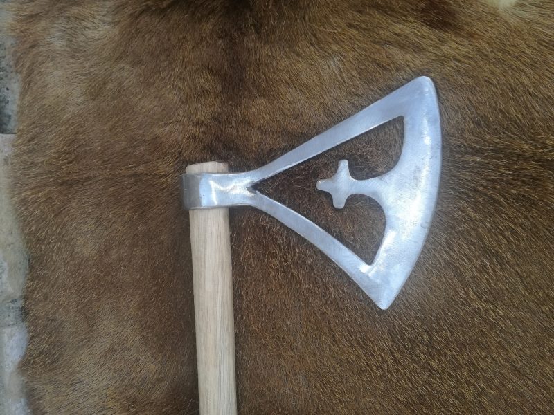 Hacha vikinga en cruz de Gotland